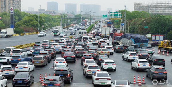 可盈配资 场面｜“五一”假期最后一天，江桥道口车辆密集返沪