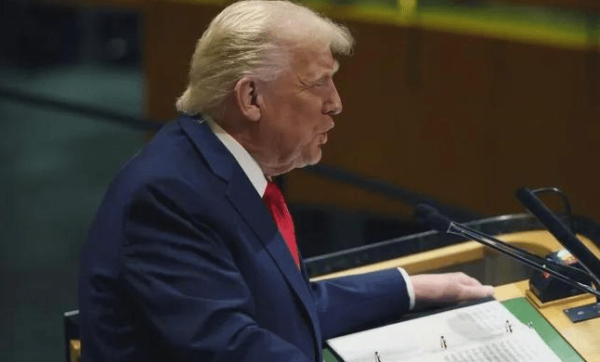 竹演配资 特朗普连遇“意外”，白宫发言人急了